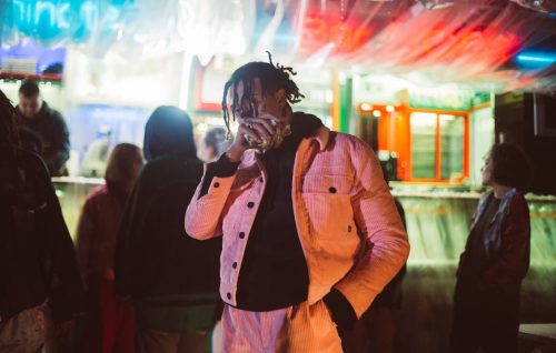 Ghali è nato a Milano nel 1993. Il suo ultimo video è "Ricchi dentro"