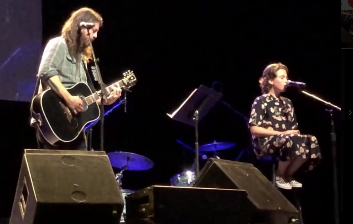 Dave Grohl sul palco insieme alla figlia Violet, 12 anni. Immagine via Twitter