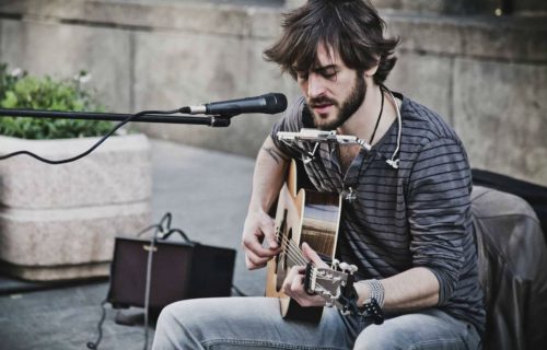 Claudio Niniato, il primo busker a incidere la propria esperienza su disco grazie a Jameson.