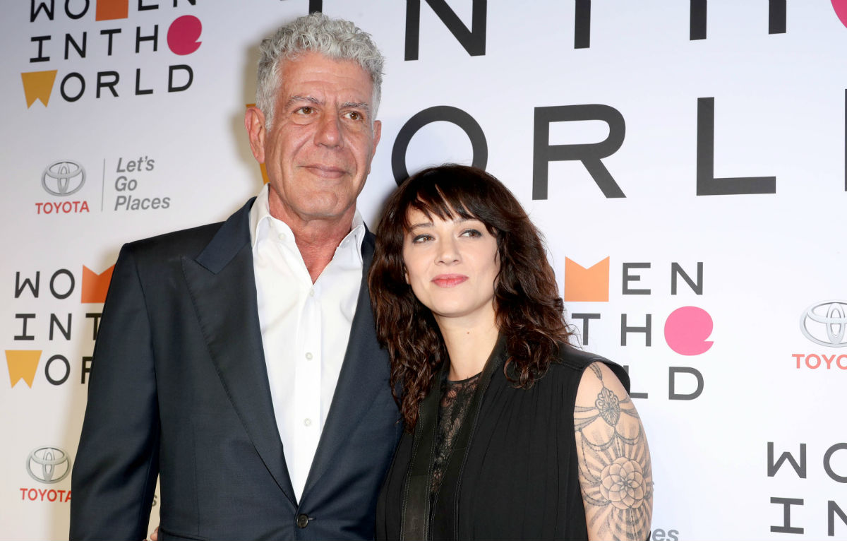 Anthony Bourdain e Asia Argento insieme al Women in the World Summit a New York ad aprile. Credit: www.startraksphoto.com / IPA