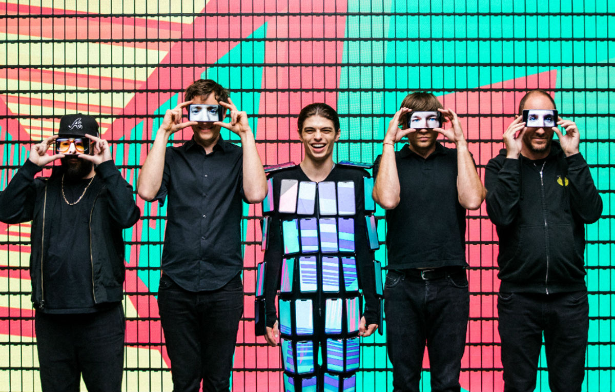 Gli OK GO hanno vestito un ballerino con 89 ZenFone 5, il nuovo smartphone di Asus, per uno dei loro video - Foto Stampa