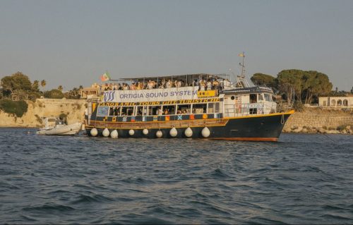 Uno dei tanti boat party in programma all'OSS. Foto di Glauco Canalis