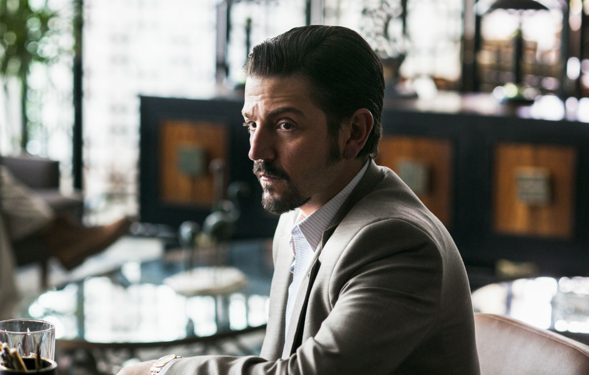 Diego Luna nei panni di Miguel Ángel Félix Gallardo (“Félix”), il leader del cartello di Guadalajara.