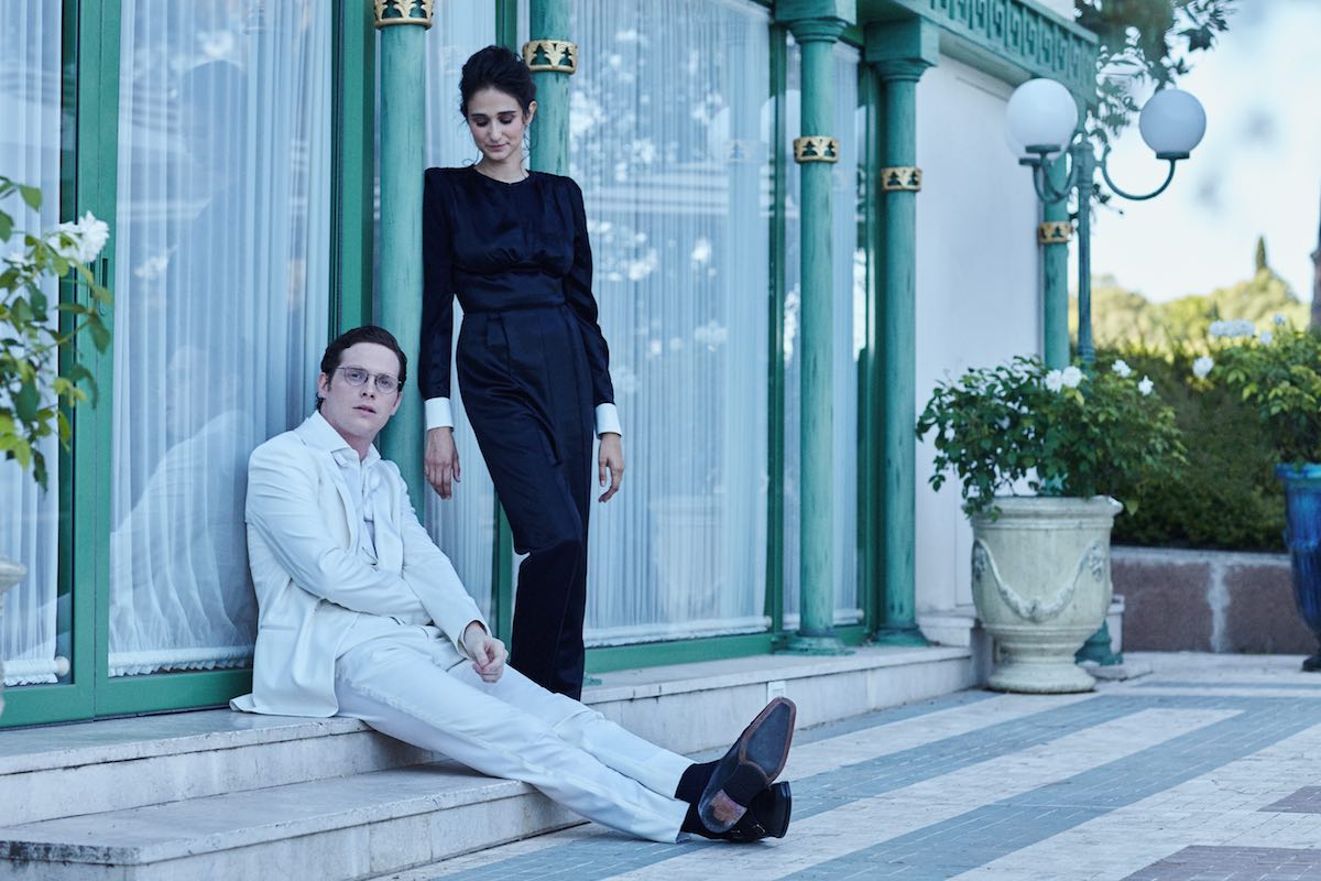 Alessandro Piavani e Linda Caridi fotografati al Rome Cavalieri, A Waldorf Astoria Resort da Carlo Piro. Style Francesca Piovano. Per Alessandro: tuxedo e scarpe Ermenegildo Zegna, occhiali da vista modello Watts con montatura grigia Oliver Peoples. Per Linda: tuta in raso Fendi.