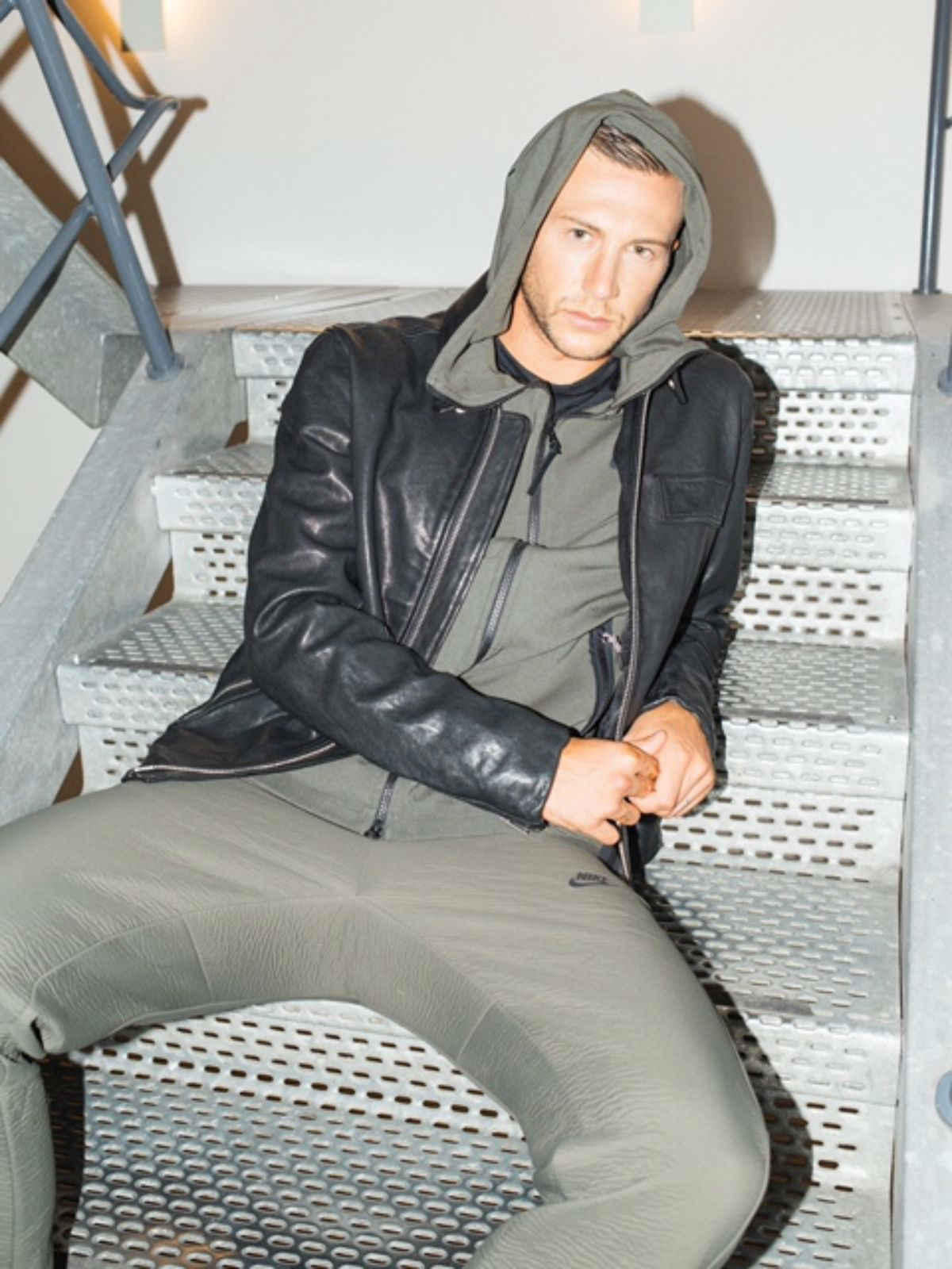 Federico Bernardeschi, attaccante e centrocampista della Juventus - Foto di Federico Ciamei - Style di Francesca Piovano - Giacca in pelle DIESEL, felpa con cappuccio tech pack Nike Sportswear, pantaloni tech pack Woven Nike Sportswear e scarpe Air Max 270 Nike Sportswear 