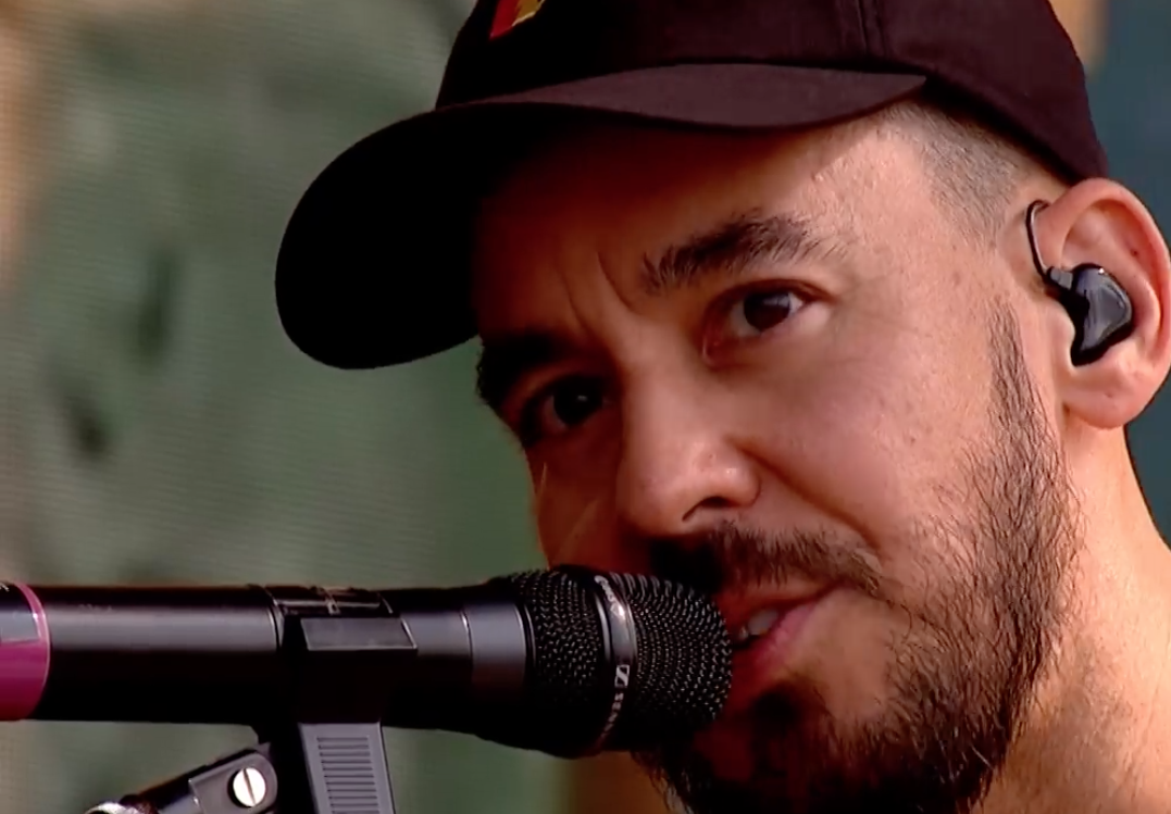Mike Shinoda canta ‘In The End’ al Reading: «Facciamoci sentire anche da Chester»