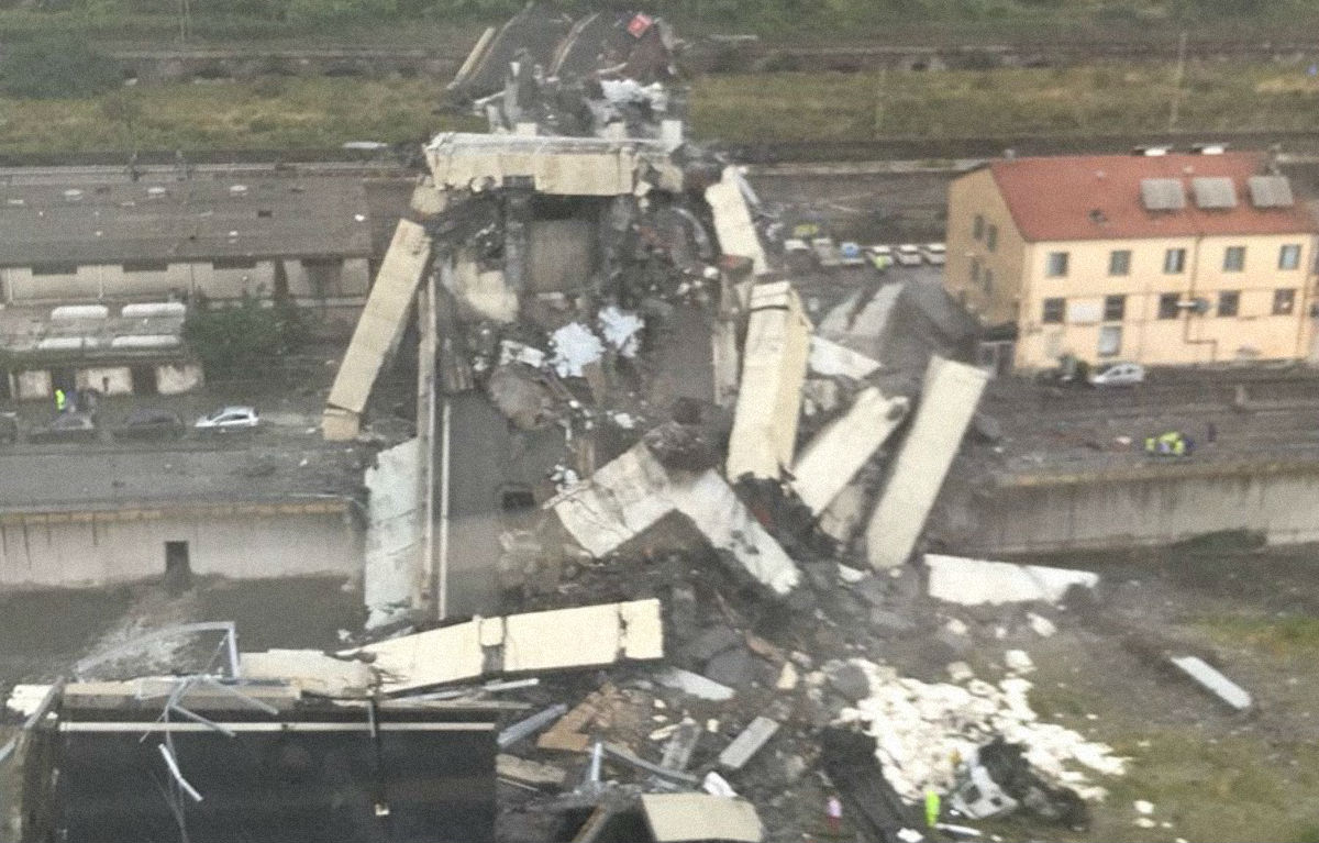 A Genova è crollato un ponte dell’autostrada