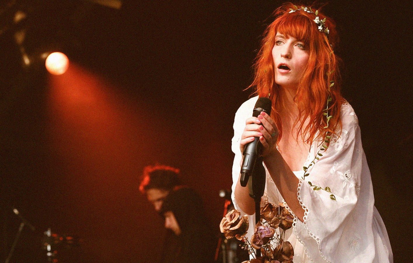 Florence Welch canta ‘Light of Love’ in isolamento, il video 