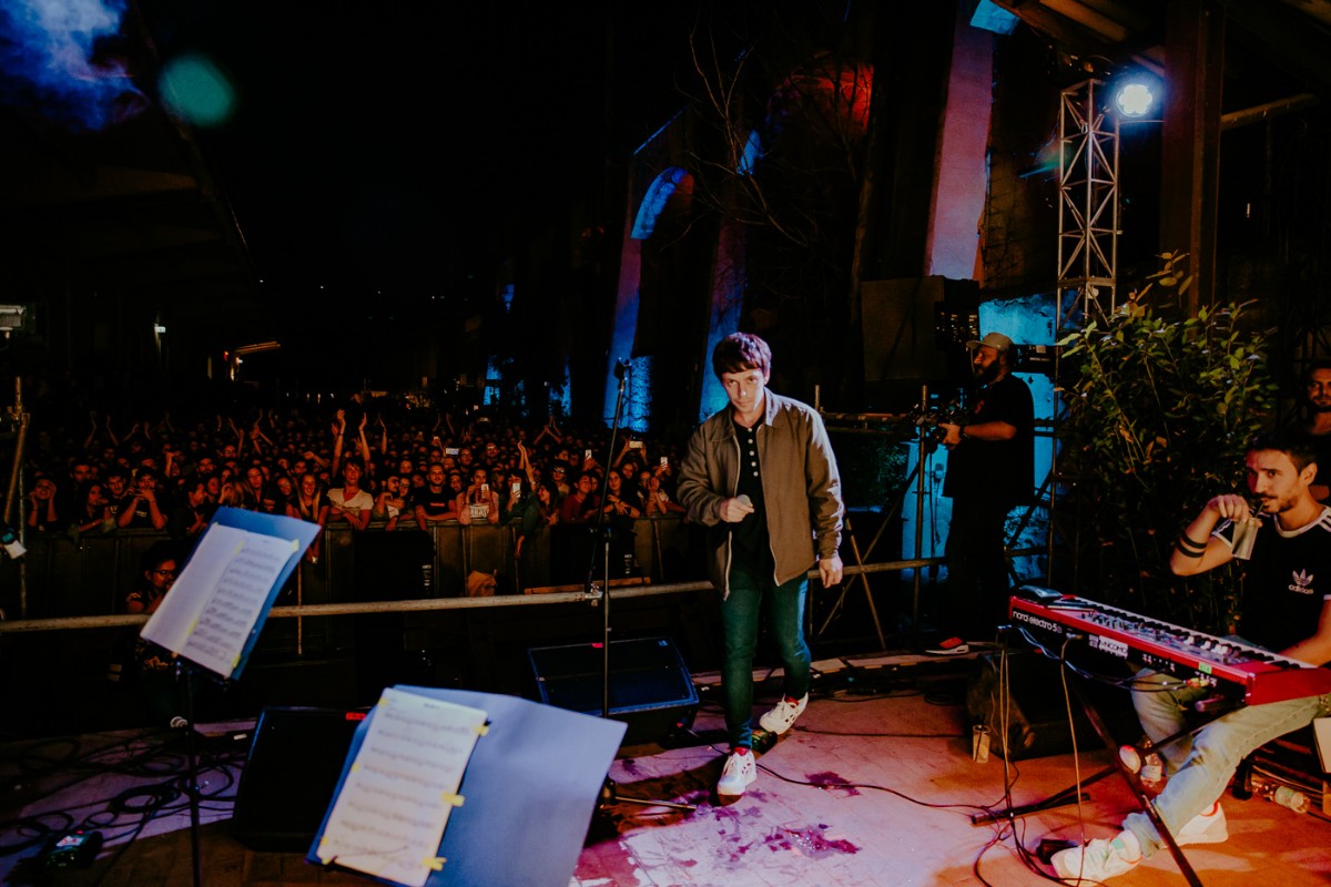 Gazzelle si esibirà per qualche pezzo in acustico, insieme a Canova e Mox, per chiudere il talk dedicato a Maciste Dischi - Foto di Kimberley Ross