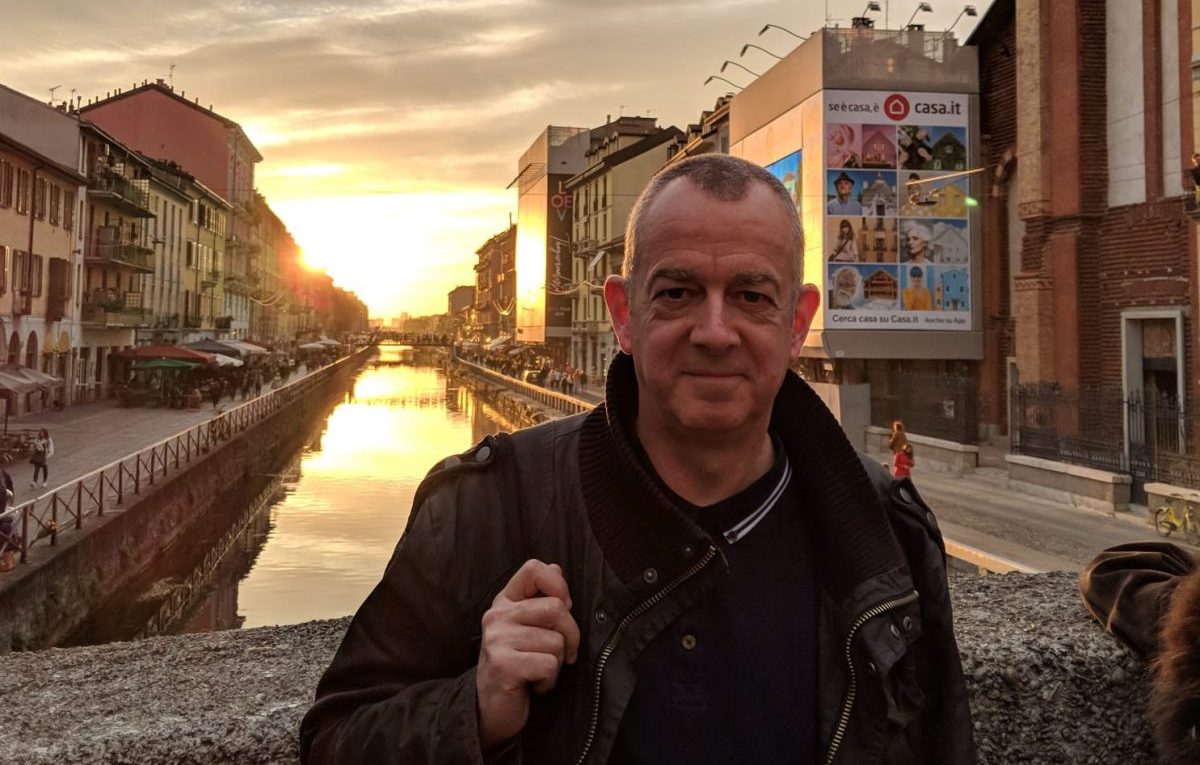 Dave Haslam al tramonto sul Naviglio. Foto di Mauro Del Rio