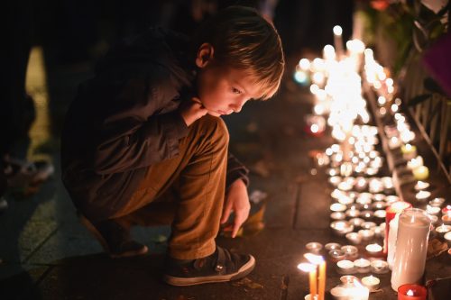 Un bambino alla veglia per le vittime del Bataclan. Foto: Jeff J Mitchell/Getty Images