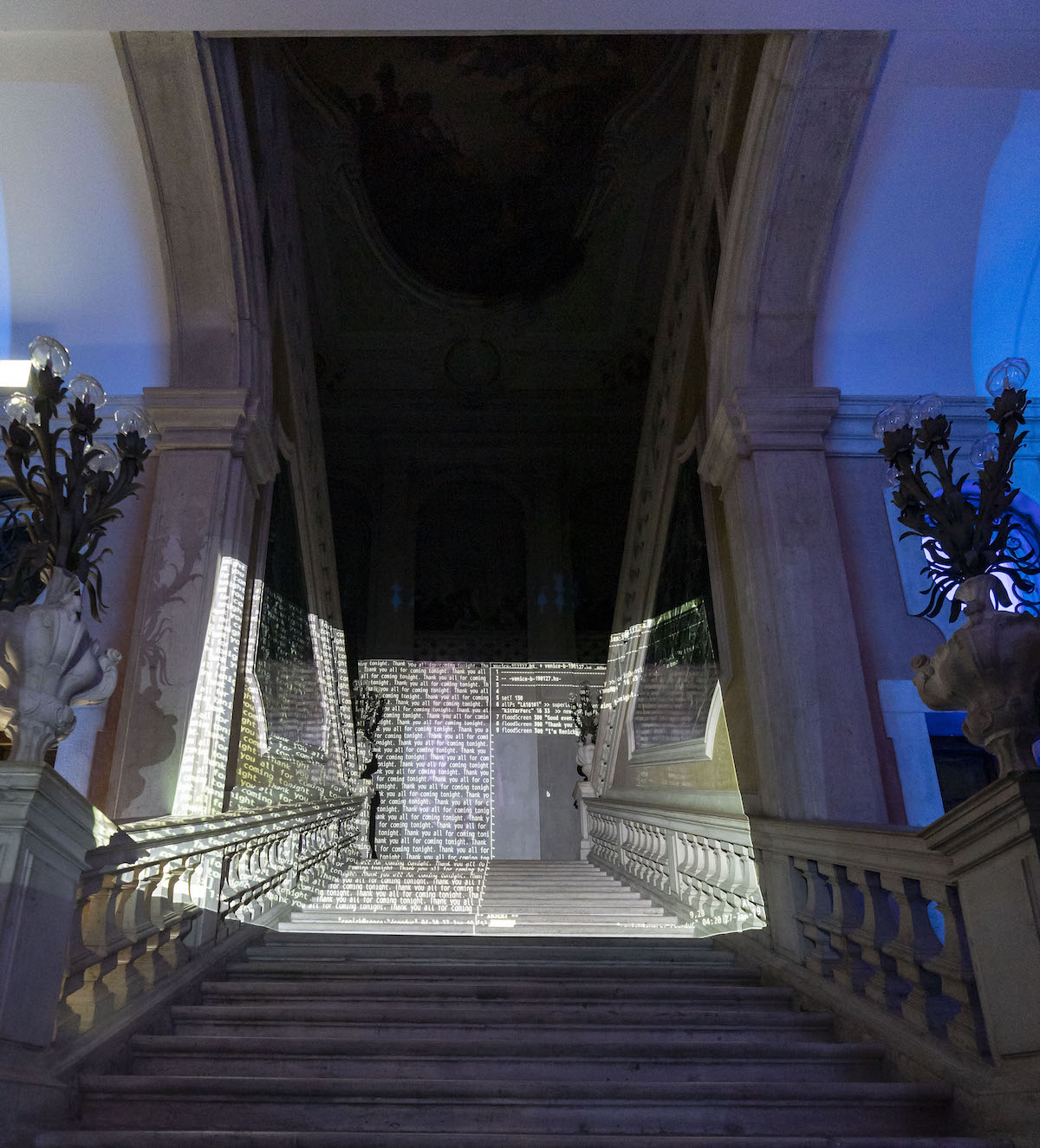 La proiezione  di Renick Bell sulla scala di Palazzo Grassi. Foto di Matte de Fina