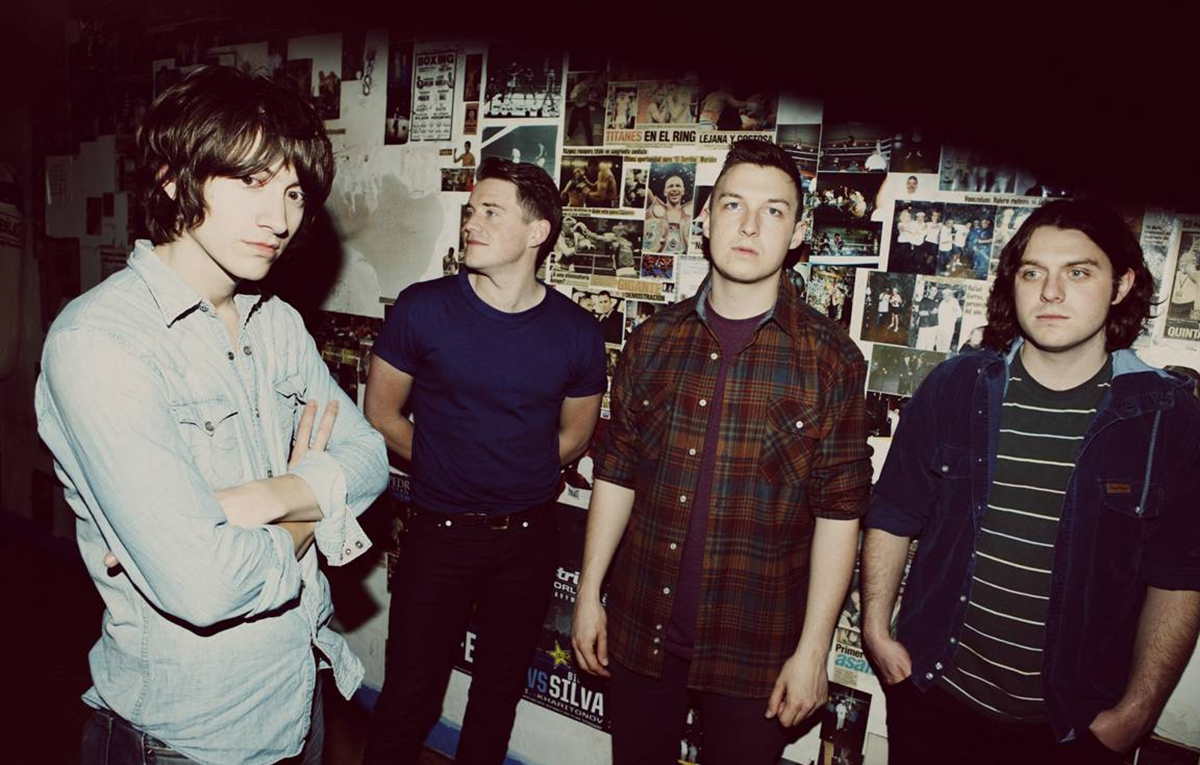 Il pazzesco esordio degli Arctic Monkeys, 13 anni dopo