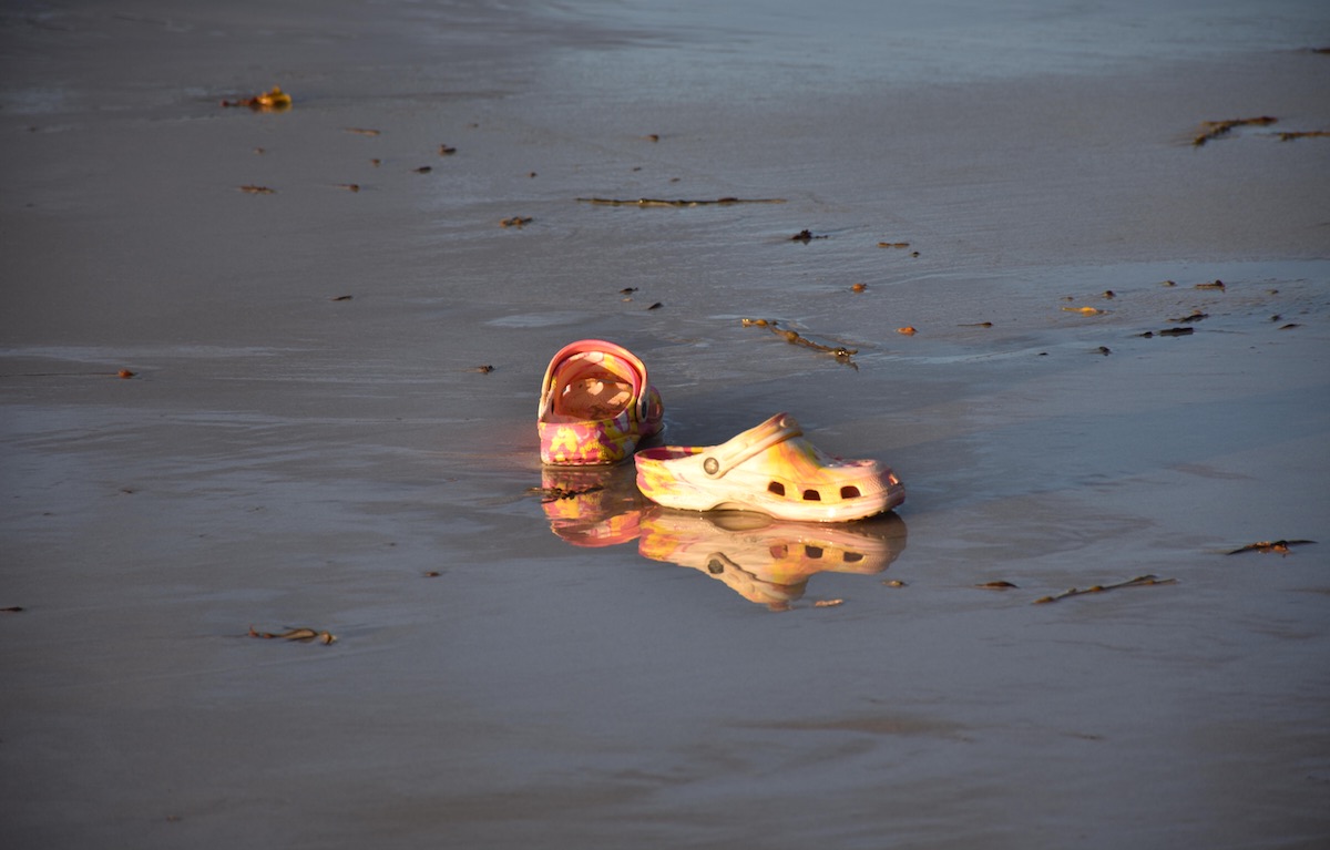 Ci sono anche le Crocs tra le cose da dimenticare nel 2018. Foto: TRFilm / Alamy / IPA