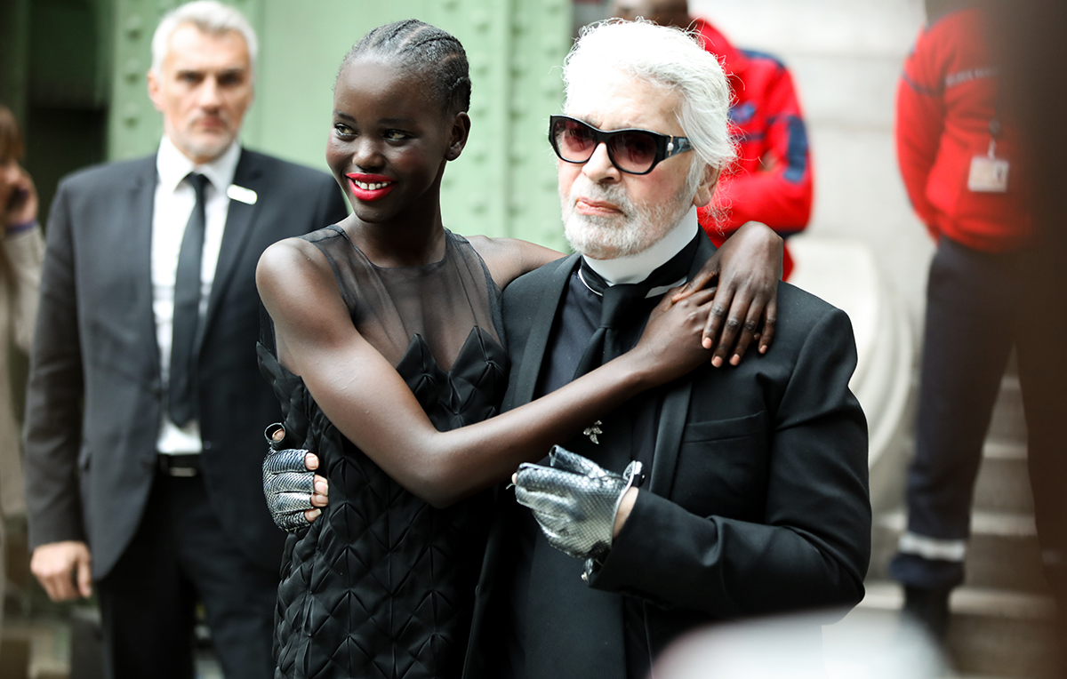 È morto Karl Lagerfeld, lo stilista che ha cambiato la moda contemporanea
