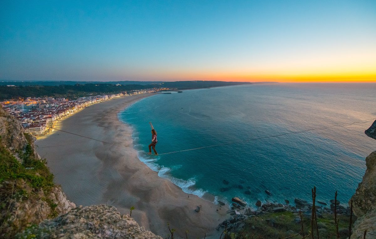 Andrey Karr fa anche slackline sullo sfondo di Nazaré.