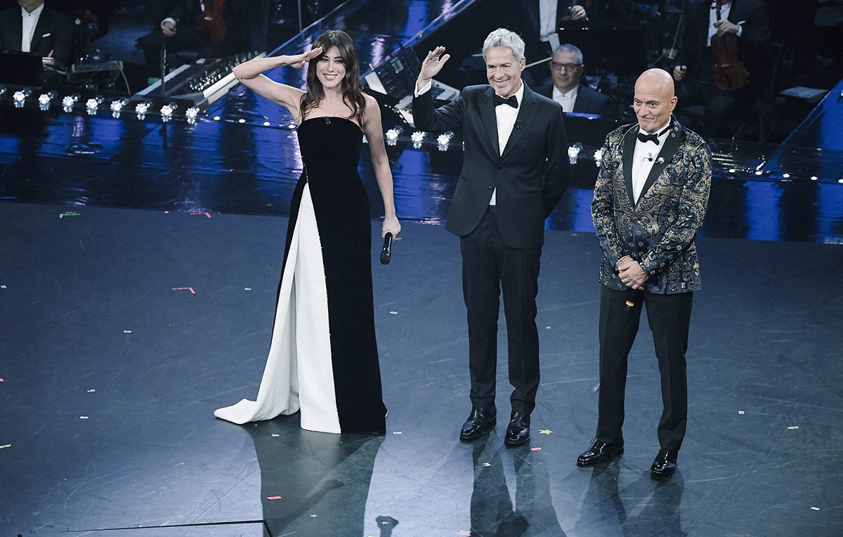 Virginia Raffaele, Claudio Baglioni e Claudio Bisio sul palco dell'Ariston. Foto IPA