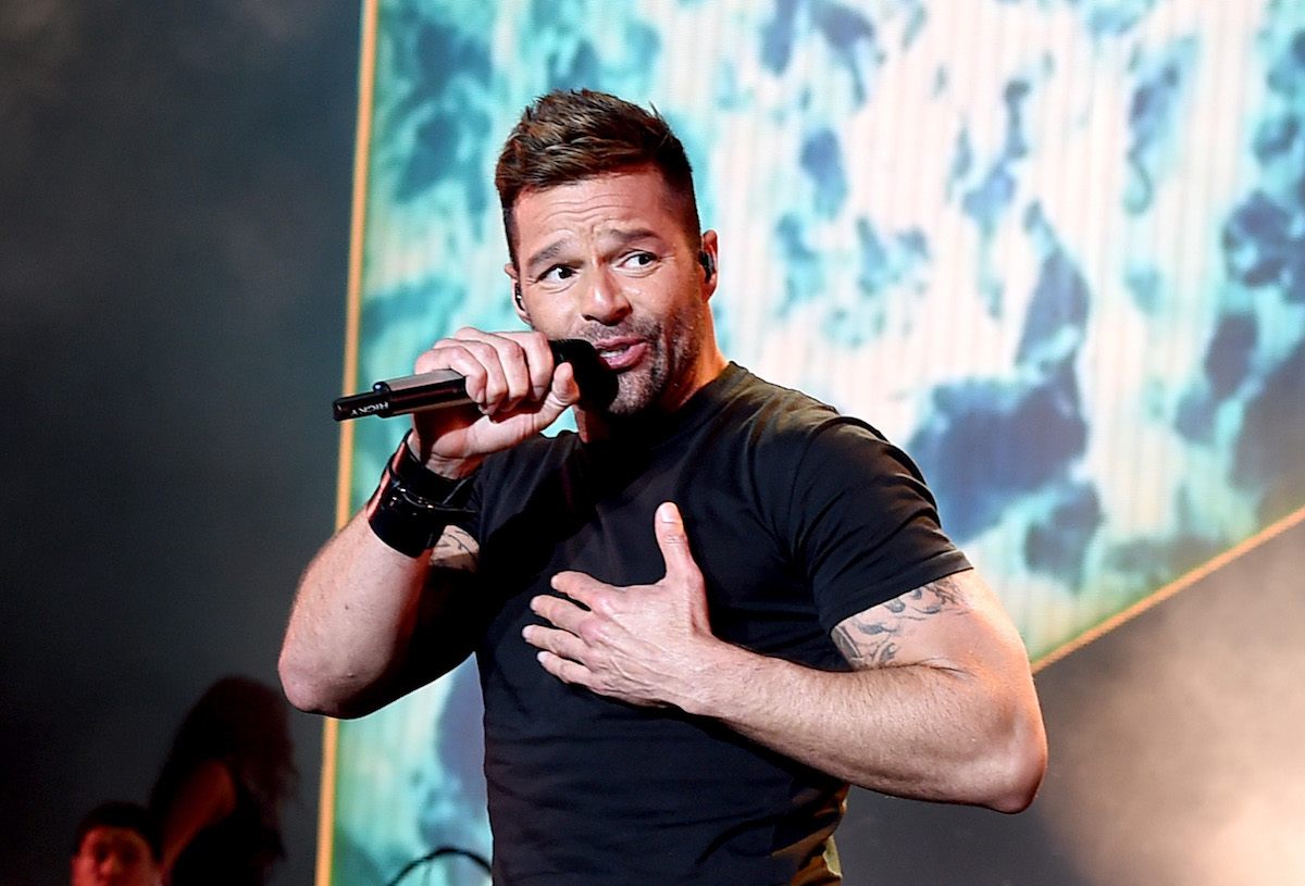 Dopo l’ordine restrittivo, Ricky Martin si difende: «Tutto falso»