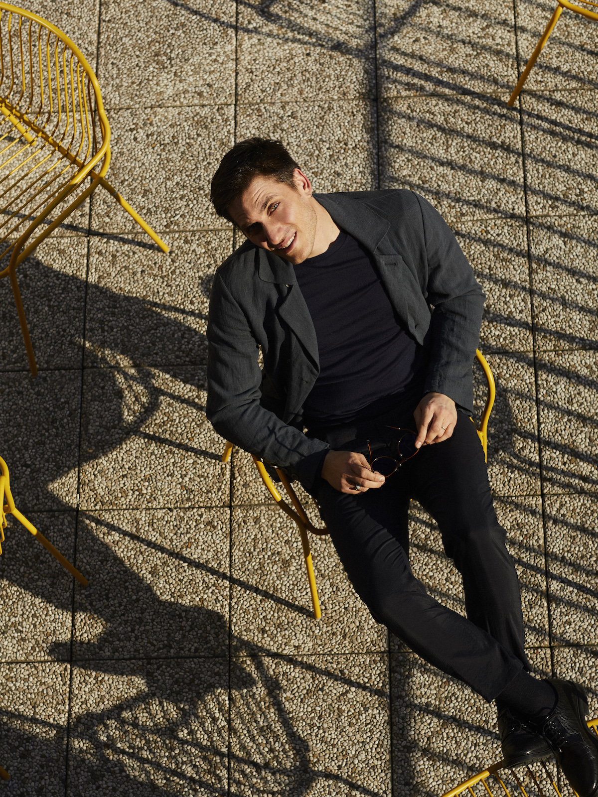 In tutto il servizio Luca Marinelli veste Giorgio Armani