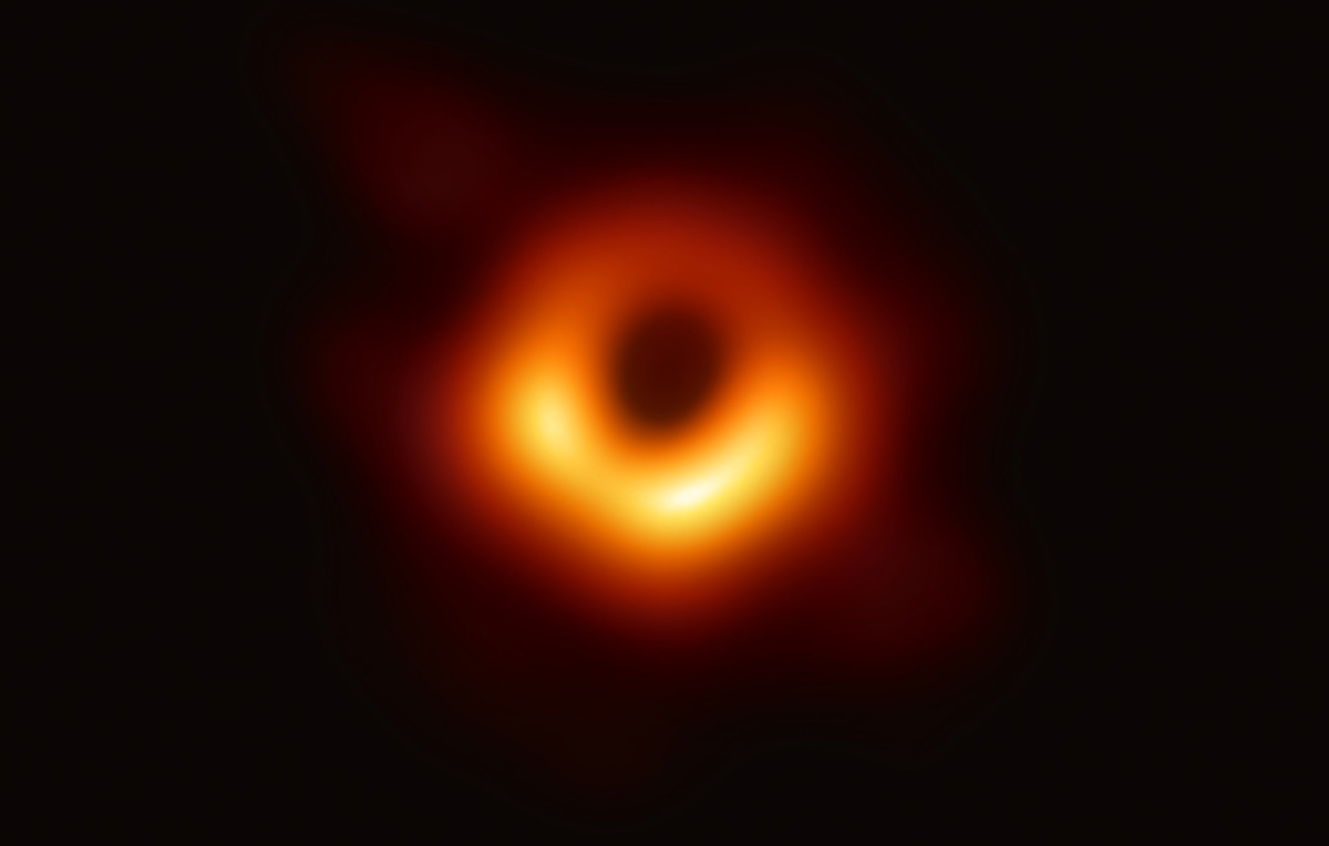 La prima foto mai scattata a un buco nero