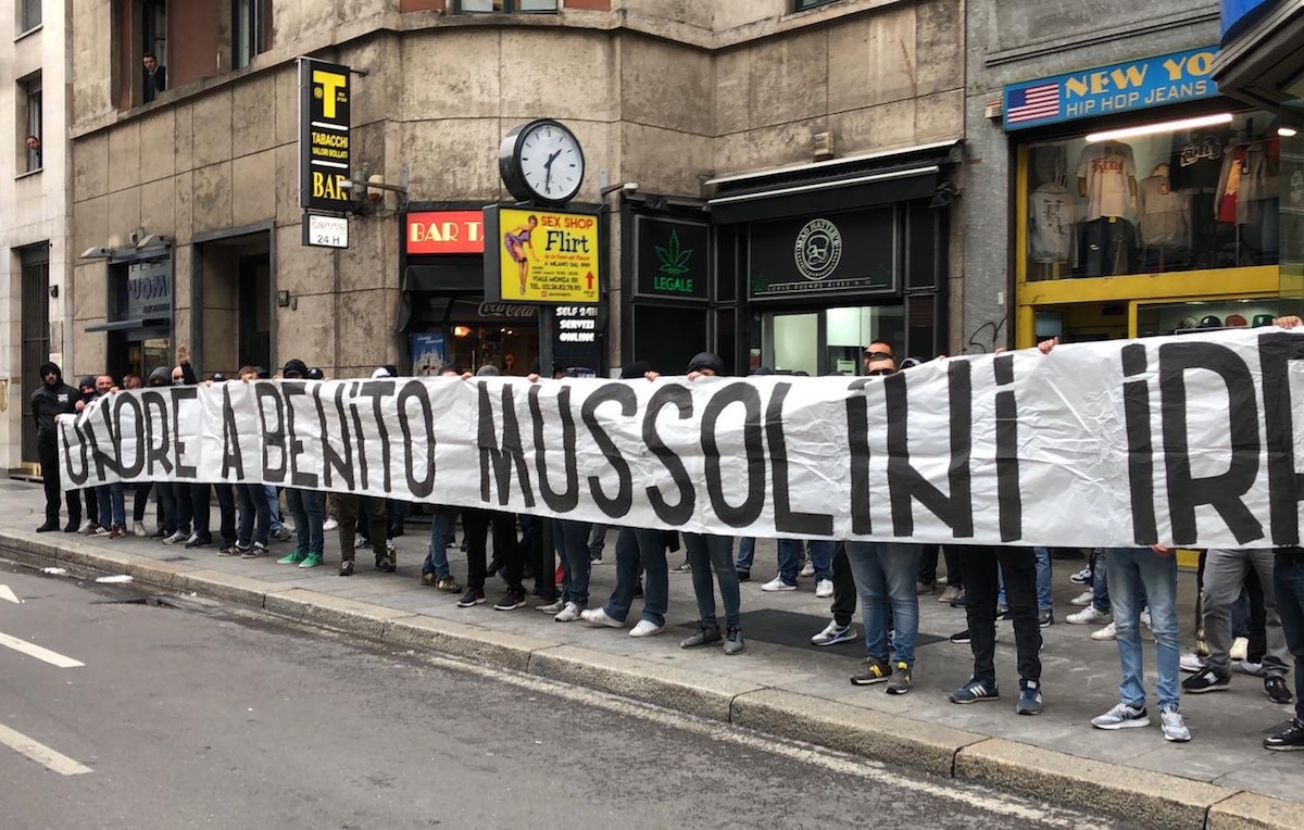 Il vergognoso video dei tifosi della Lazio che inneggiano a Mussolini in piazzale Loreto a Milano