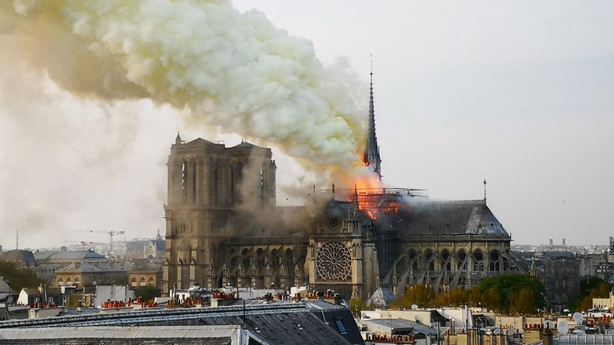 Risultati immagini per foto dell'incendio della cattedrale di notre dame