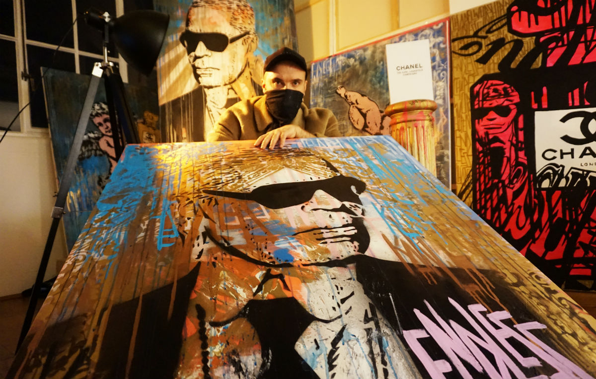 Karl Lagerfeld, il primo omaggio all’icona della moda è un murales “senza fine”
