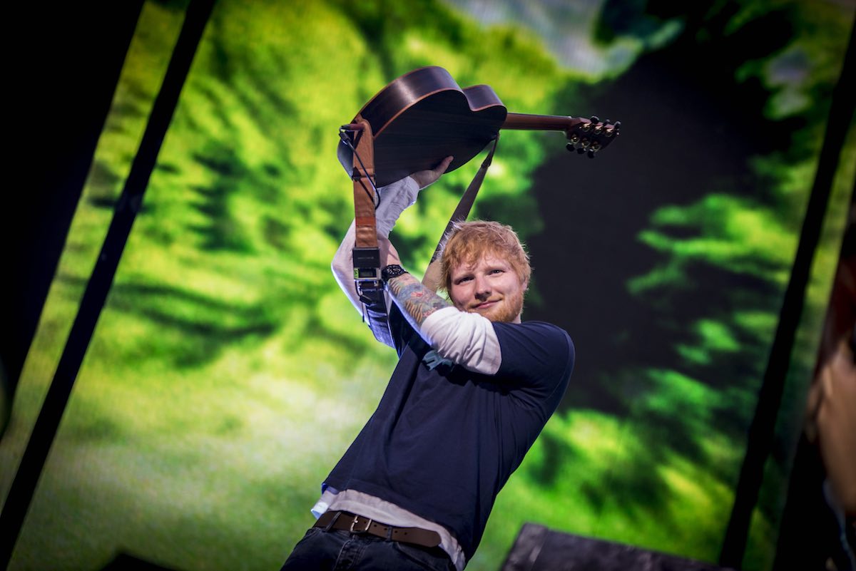 Ed Sheeran è un busker formato stadio