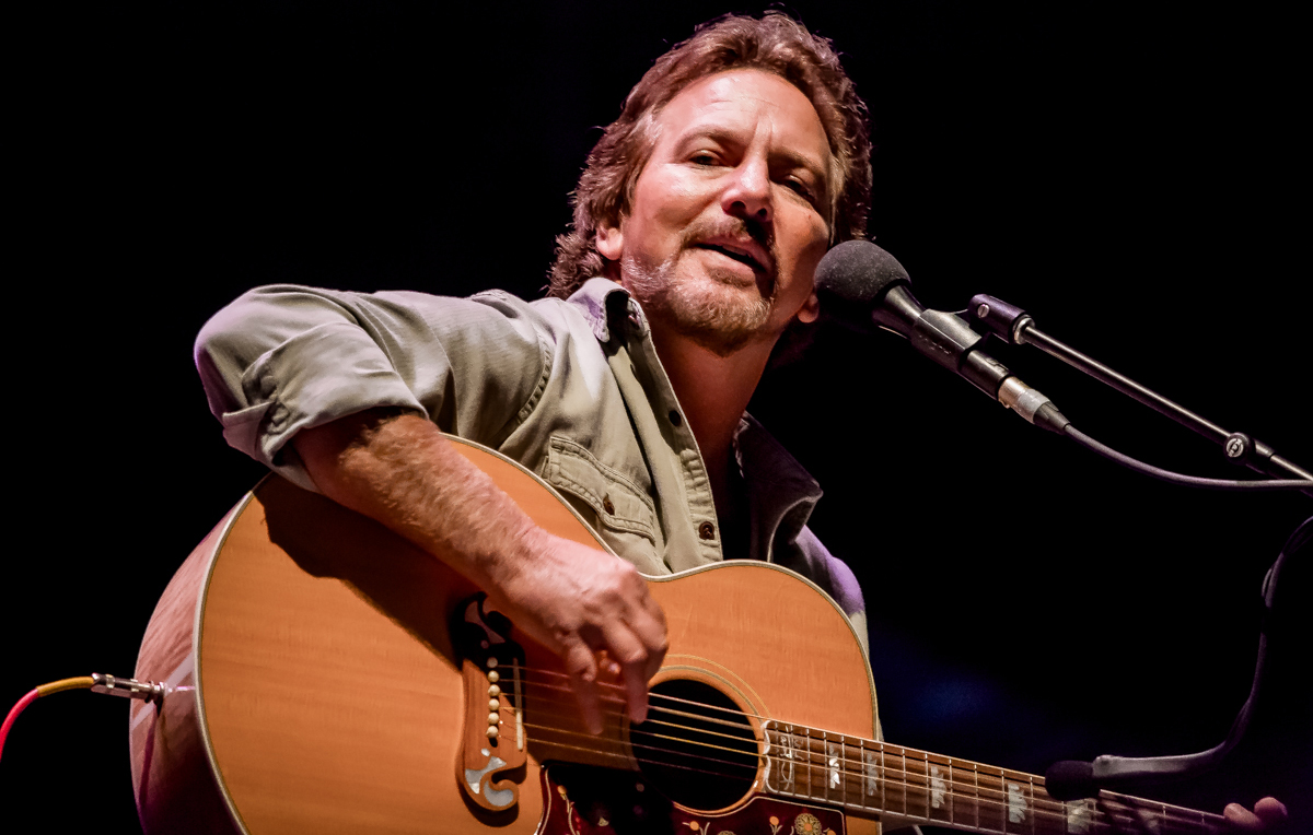Eddie Vedder ha suonato ‘Seasons’ di Chris Cornell per la prima volta, il video