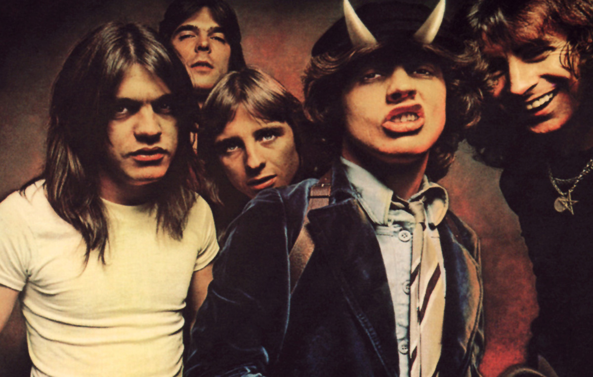 Dopo 40 anni, gli AC/DC sfrecciano ancora nella ‘Highway To Hell’