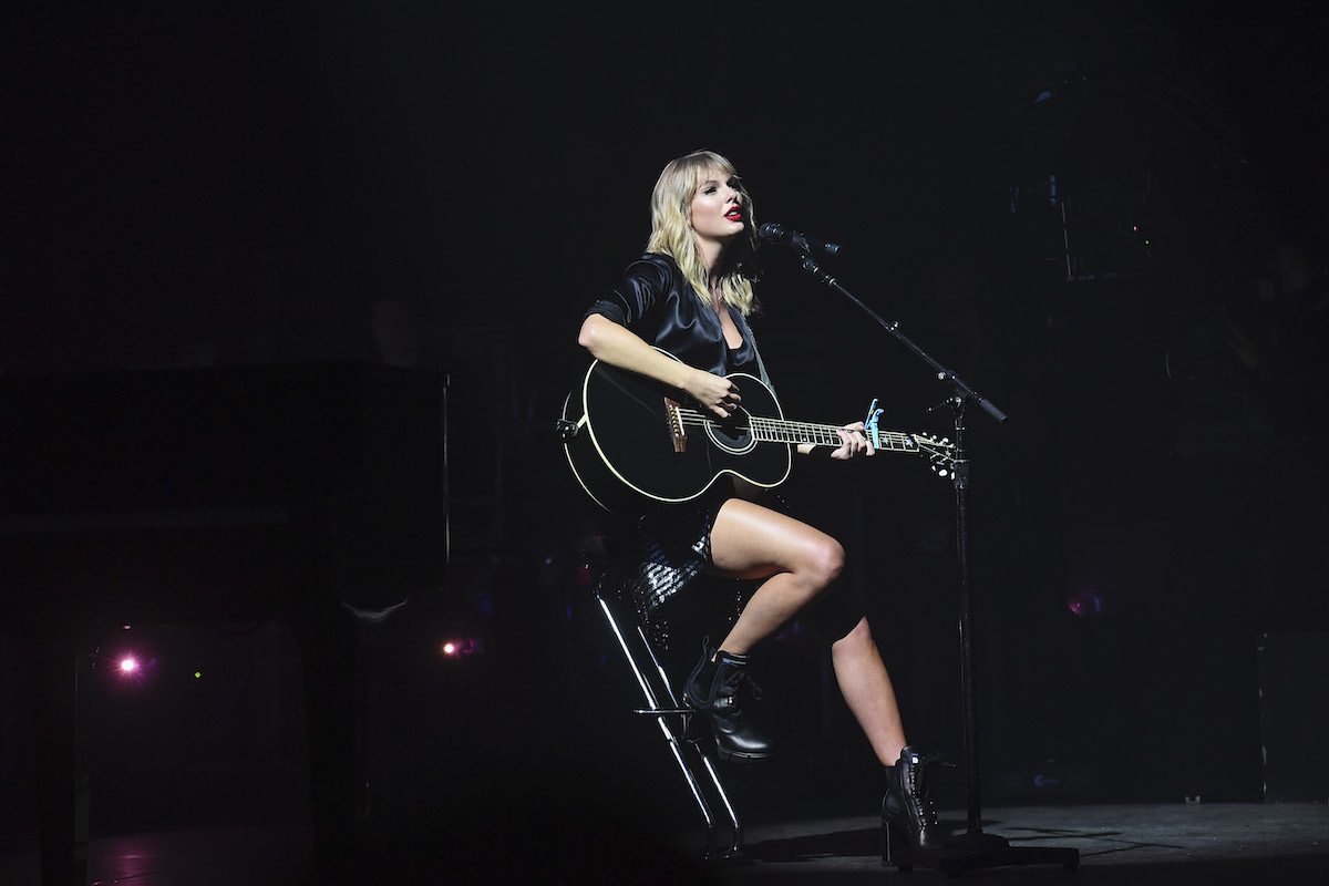 Taylor Swift minimale e innamorata live all’Olympia di Parigi