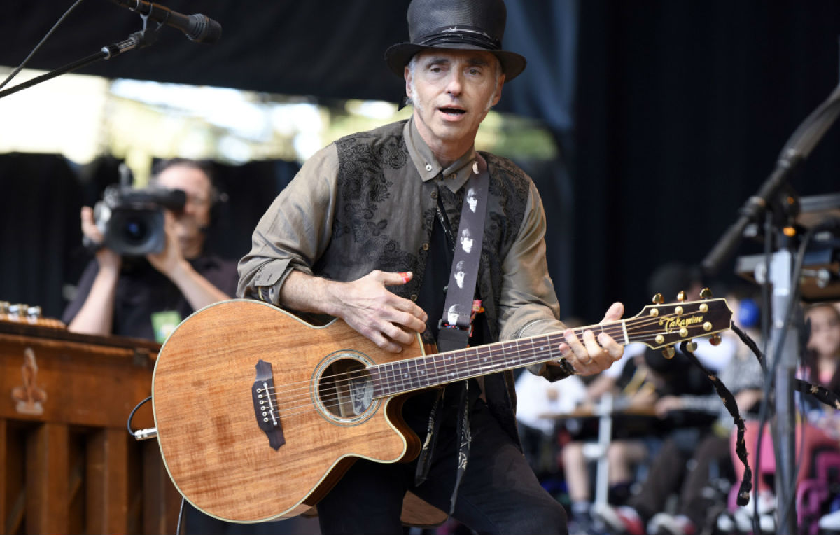 Bombole d’ossigeno e tip tap: Nils Lofgren racconta il nuovo album di Neil Young