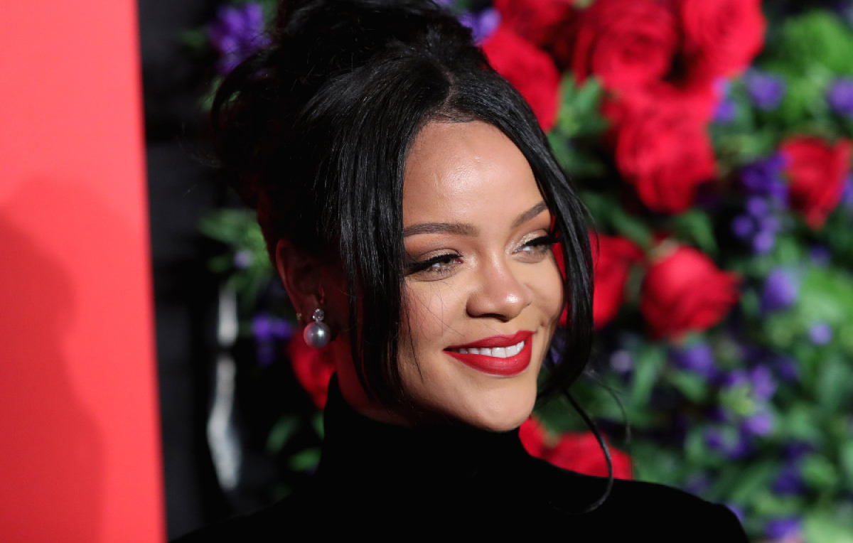 Rihanna annuncia una biografia fotografica