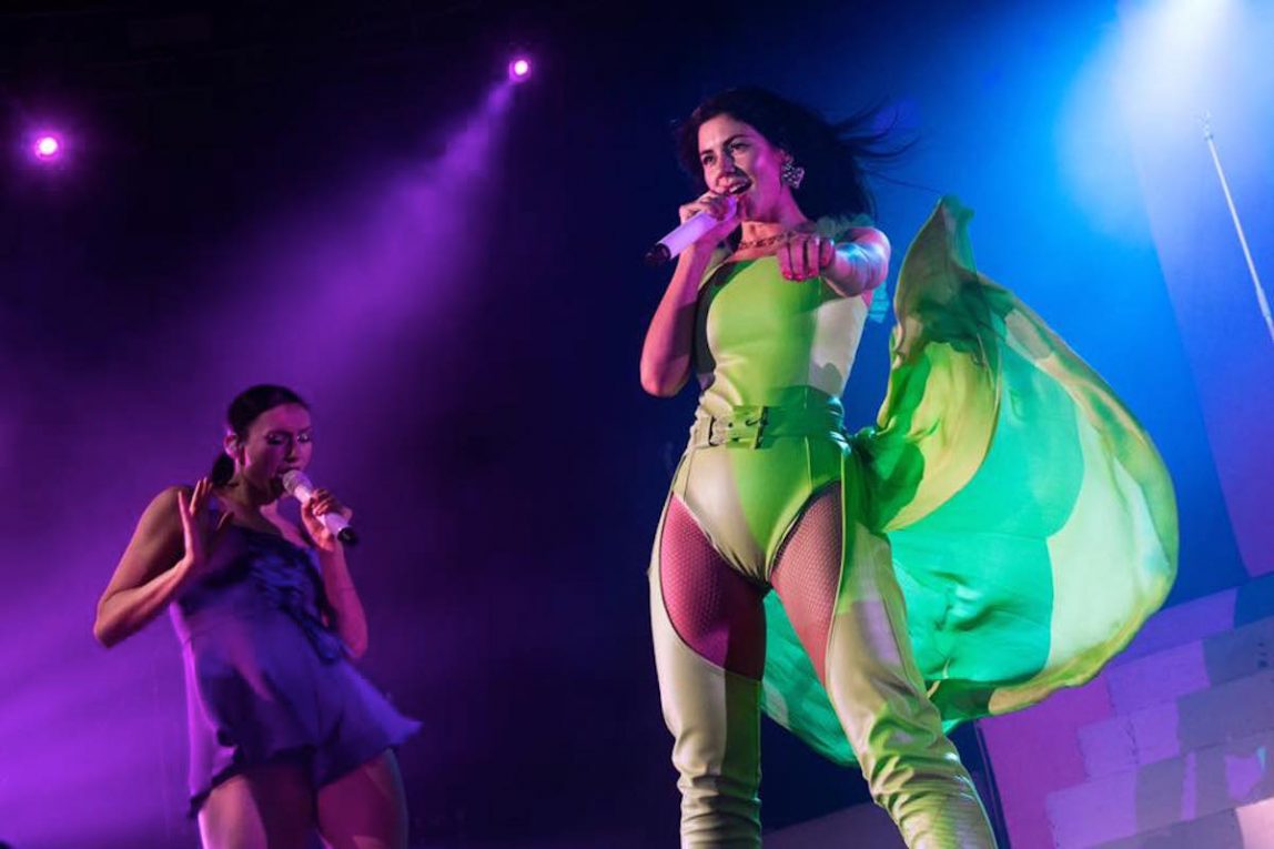 Marina sul palco del Fabrique . Foto via Vivo Concerti