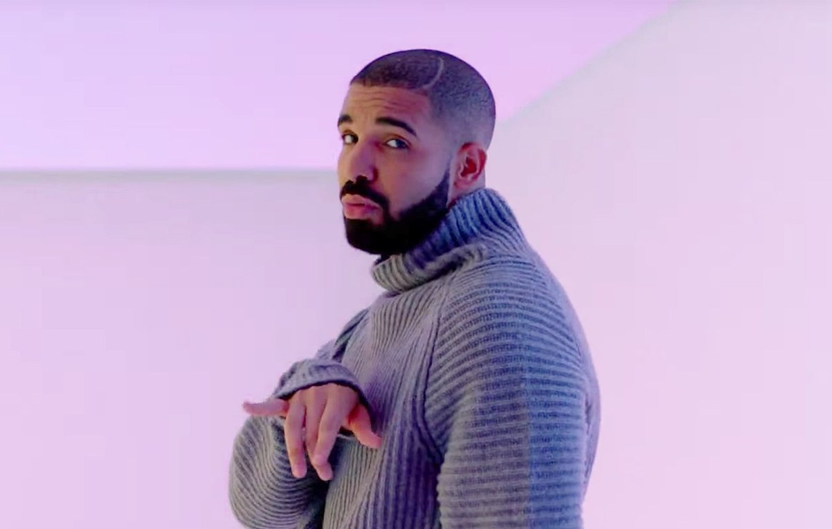 Drake, un fan lancia sul palco una sigaretta elettronica. Lui risponde: «Devi fare valutazioni sulla tua vita»