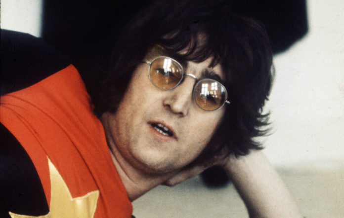Un paio di occhiali di John Lennon sono andati all’asta per oltre 150mila euro