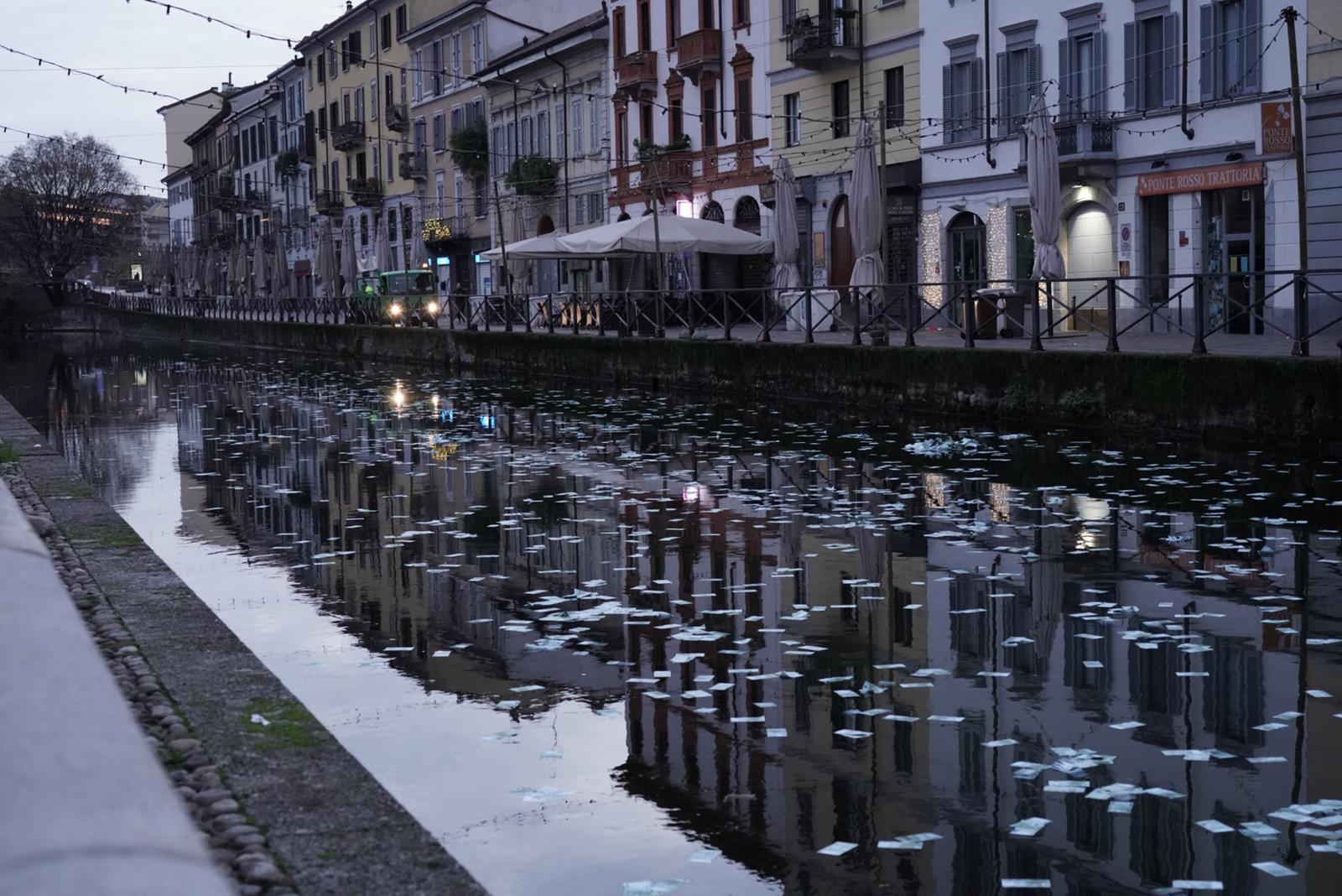 Stamattina a Milano il Naviglio era pieno di soldi falsi