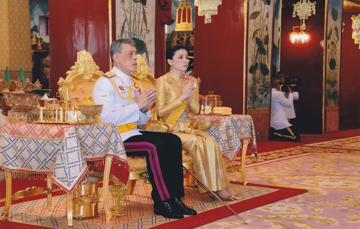 Attrici, cameriere, generalesse: l’affollato harem del re di Thailandia venerato come una divinità