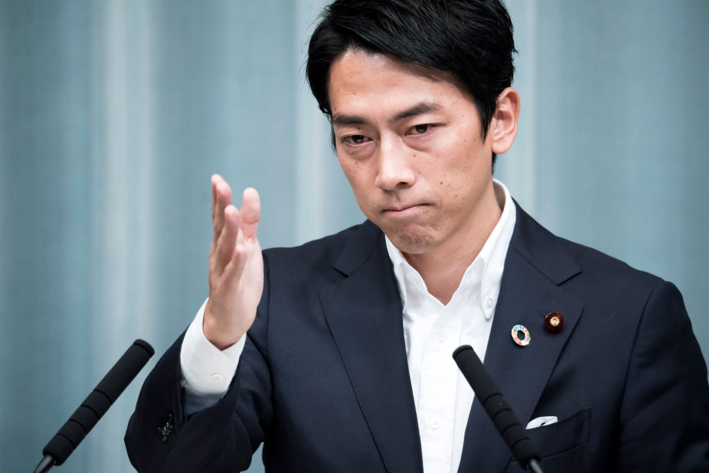 Il ministro giapponese che ha fatto una piccola rivoluzione prendendo un congedo di paternità