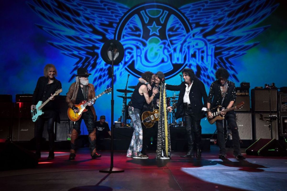 Chitarre, abiti leopardati e formaggio vegano: il rock celebra gli Aerosmith