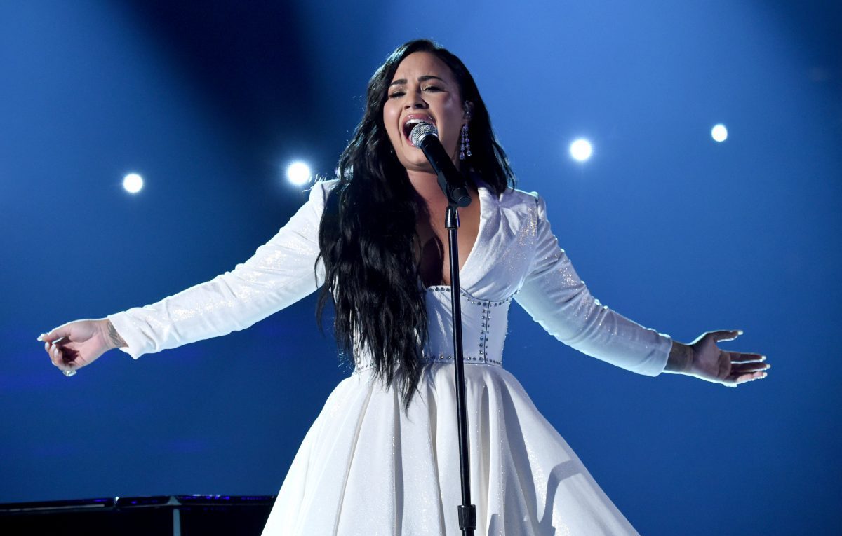 Demi Lovato avvista qualcosa in cielo: «Stanno arrivando»