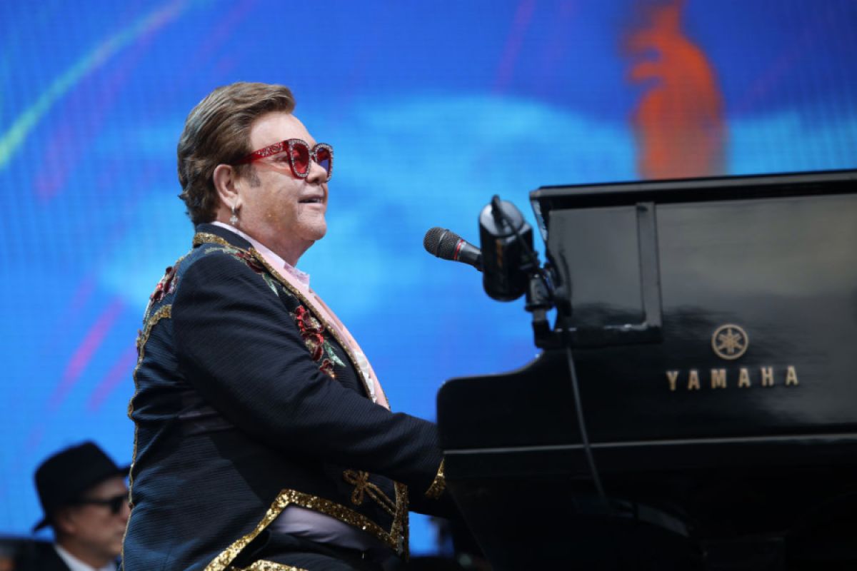 Elton John interrompe un concerto in Nuova Zelanda: “Ho la polmonite”