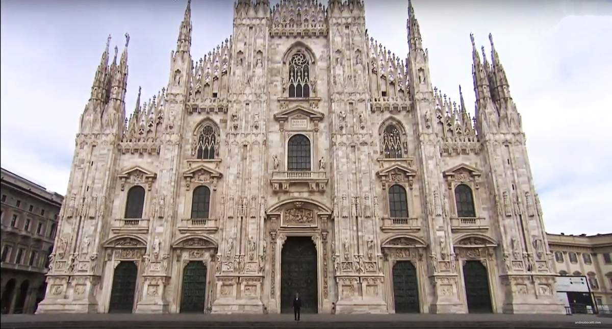 Bocelli che canta davanti al Duomo di Milano è un’altra immagine potente di questa tragedia