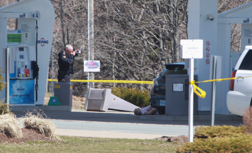 Un uomo vestito da poliziotto ha ucciso 16 persone in Canada