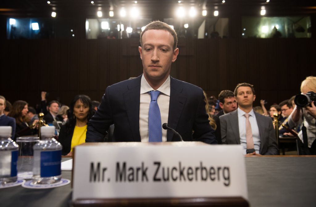 Facebook ha deciso di mettere al bando i contenuti che negano l’Olocausto