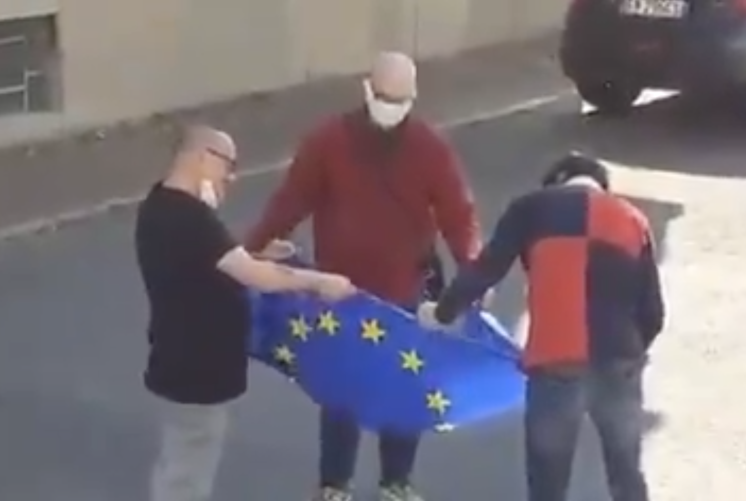 Guarda dei militanti di Forza Nuova che non riescono a bruciare la bandiera dell’UE