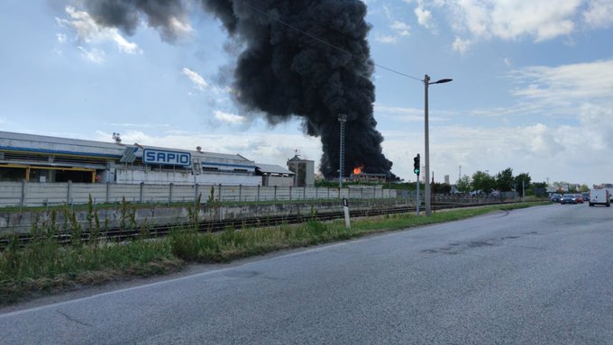 C’è stato un grosso incendio in un’azienda chimica di Porto Marghera