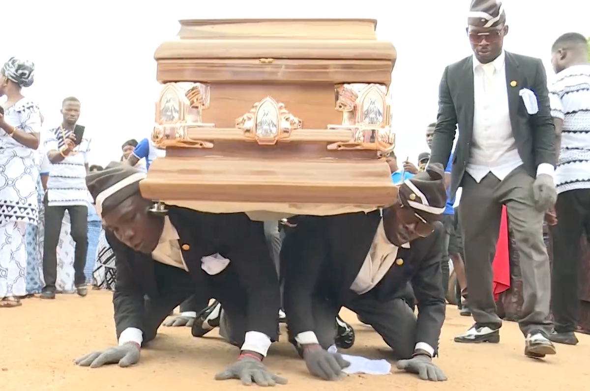 Se volete un funerale differente, prenotate anche voi un portatore di bara ghanese