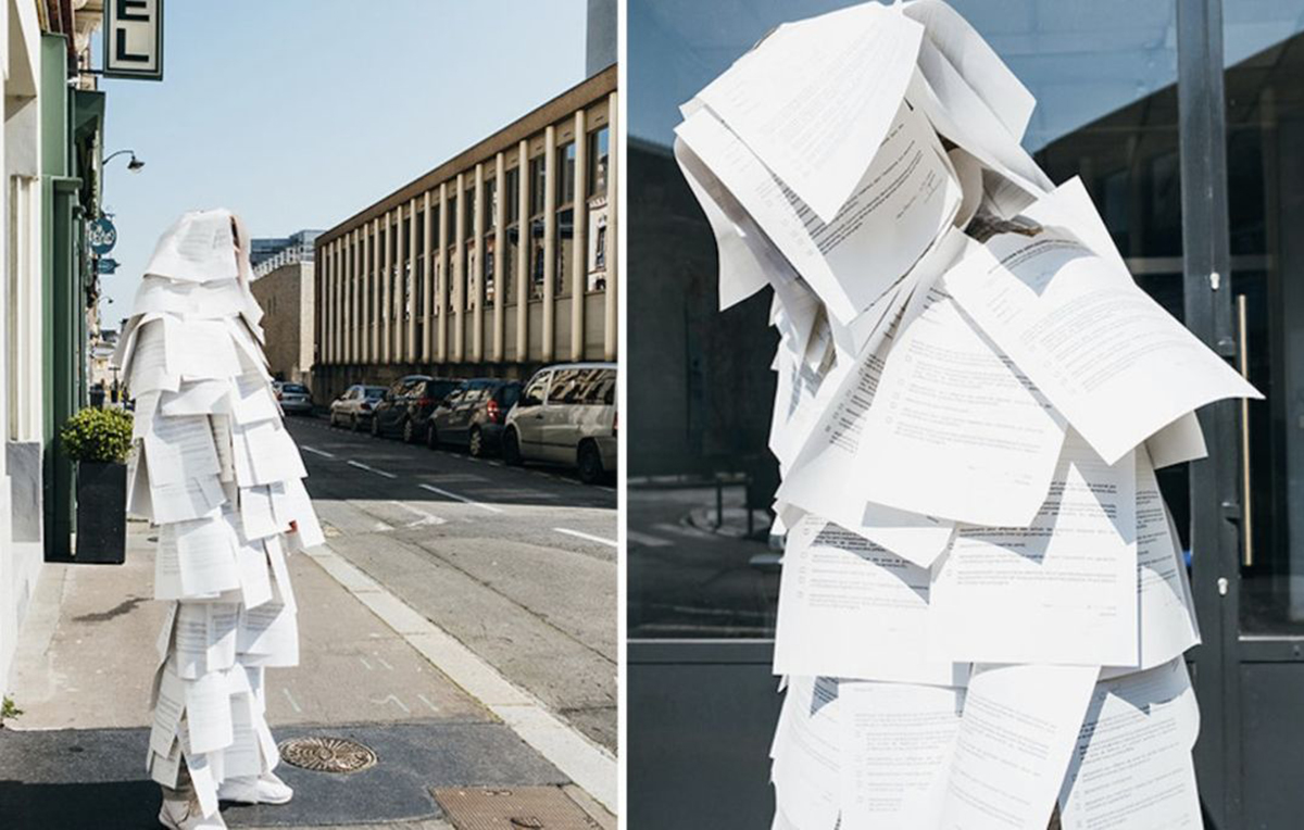 “Uscite coperti!”, la performance di un artista belga contro le autocertificazioni