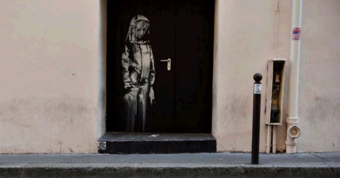 È stata ritrovata in Italia la porta del Bataclan diventata un’opera di Banksy